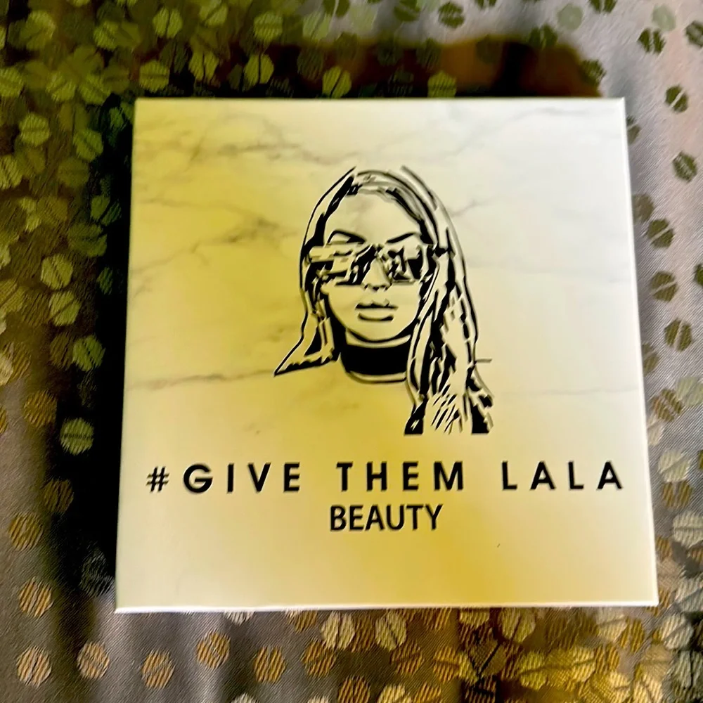 #Give Them LaLa Beauty Eyeshadow Palette - Picture 1 of 3